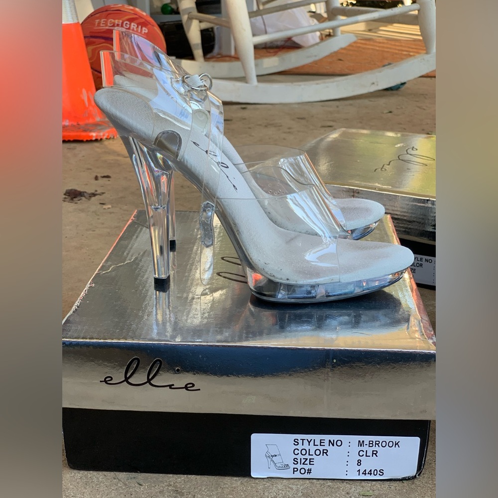 Ellie bodybuilding heels